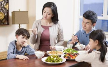 小班健康《吃饭》教案8篇