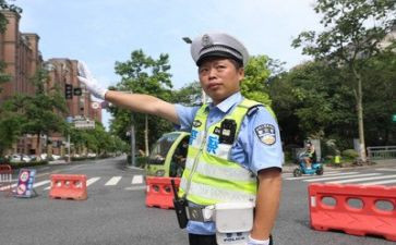 这交警的作文优质8篇